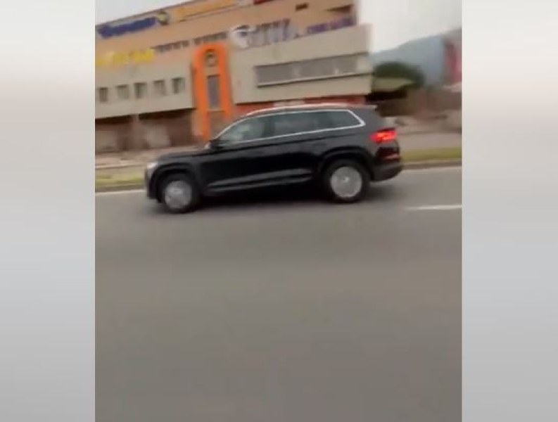 Дете зад волана на дипломатически автомобил в София ВИДЕО