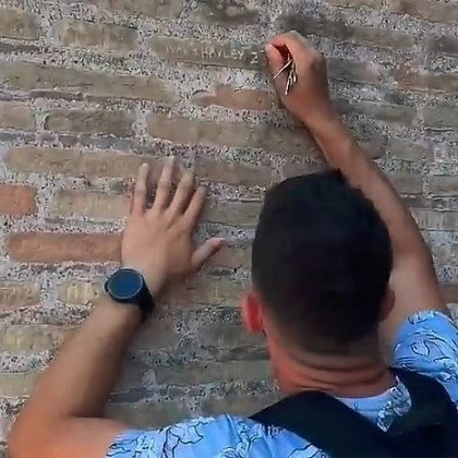 Италианските власти издирват турист драскал по стените на Колизеума Министърът