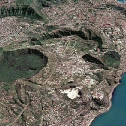 Везувий е скандална вулканична сила която се извисява над Неаполитанския