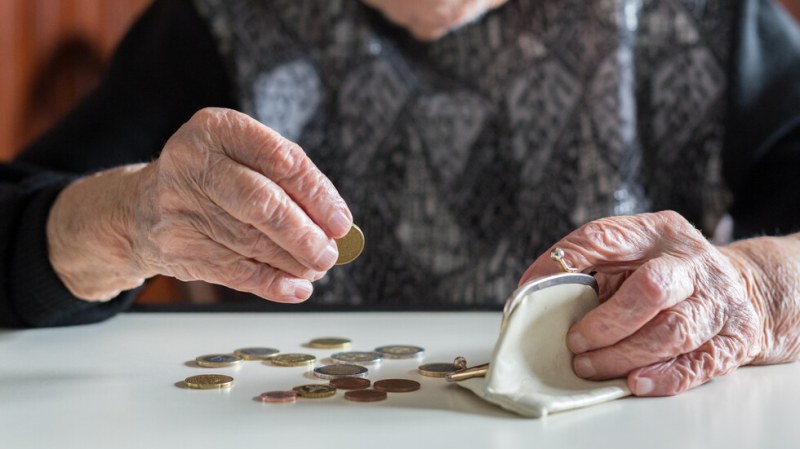 Увеличават социалната пенсия