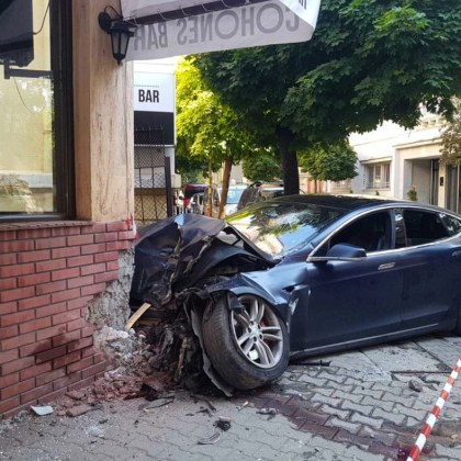 Помните ли странния инцидент с автомобил Tesla отпреди година в