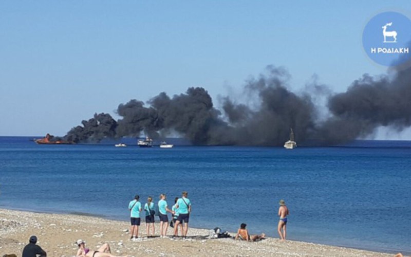 Кораб с 80 туристи се запали до гръцки остров