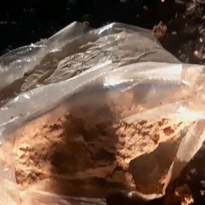 Преследвани от полицаи изхвърлиха 9 килограма хероин на пътя край