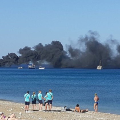 Туристически кораб с десетки хора на борда се запали днес