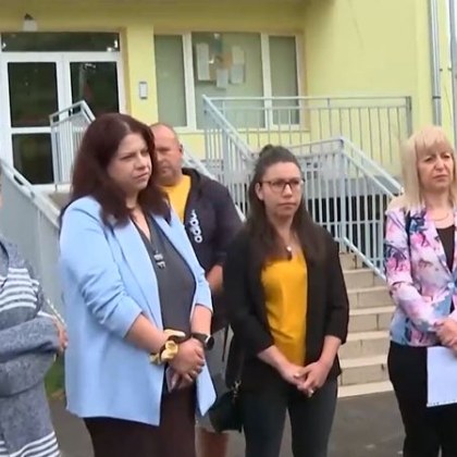 Родители от Годеч бяха посрещнати от странно съобщение закачено на вратите