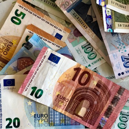 България Европейската комисия и Европейската централна банка водят активни преговори