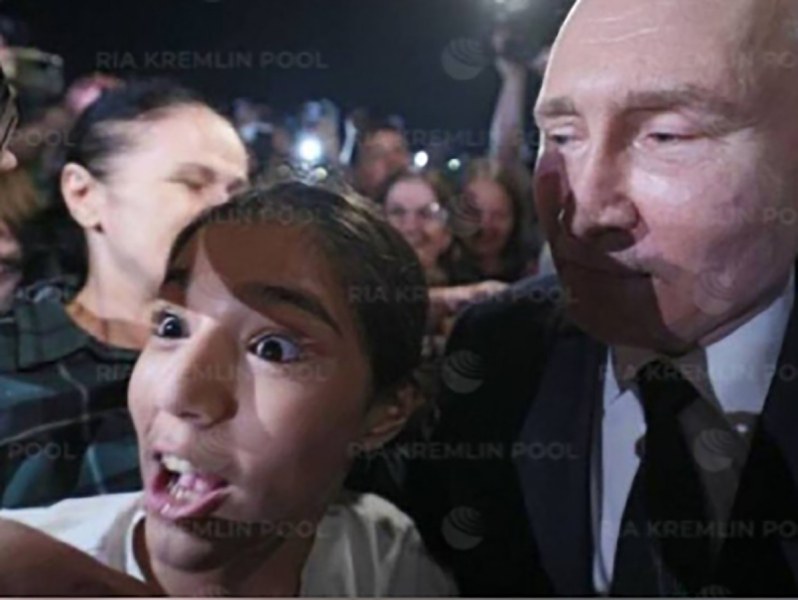 Момиче нападна с писъци Путин. Уловиха на ВИДЕО неочаквания му отговор