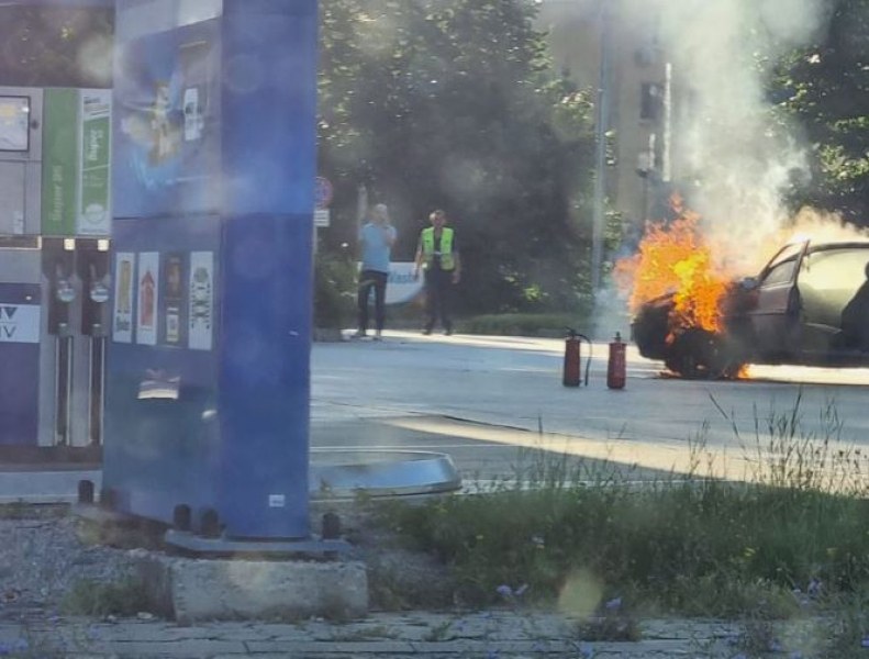 Кола избухна в пламъци в София СНИМКА