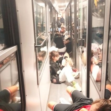 Снимка от препълнения нощен влак за Бургас потресе мрежата Кадърът е