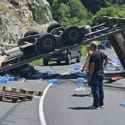 Тежка катастрофа стана днес в Смолянско Тежкотоварен камион е катастрофирал