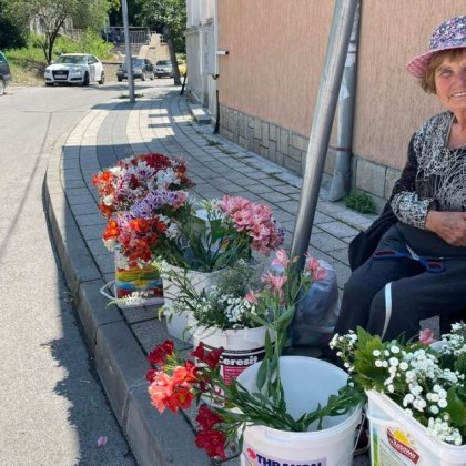 Възрастна жена продава цветя в Пловдив за да събира пари