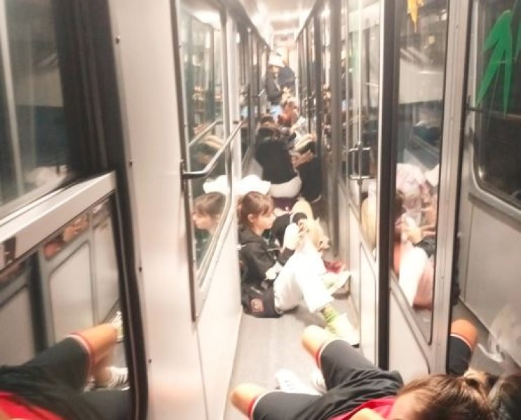 Снимка от препълнения нощен влак за Бургас потресе мрежата.Кадърът е