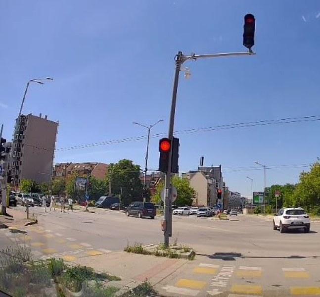 Шофьор мина на червен светофар, едва не блъсна деца ВИДЕО