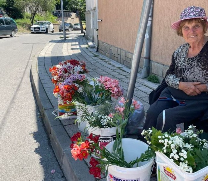 Ще направите голяма добрина, ако си купите цвете от тази баба