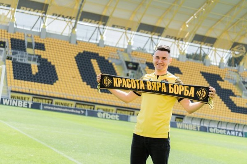 Янис Карабельов е футболист на Ботев (Пловдив). Халфът подписа 2-годишен