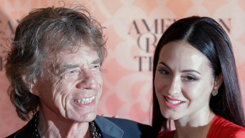 79-годишният американски музикант Мик Джагър се е сгодил за любимата