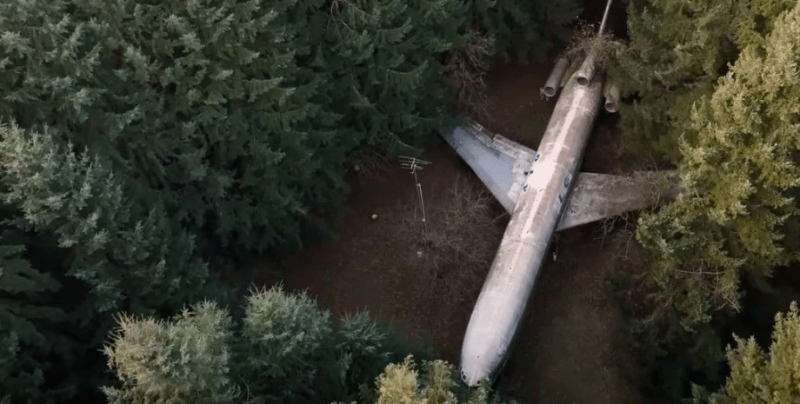 Дом мечта: Мъж живее в изоставен самолет насред гората СНИМКИ