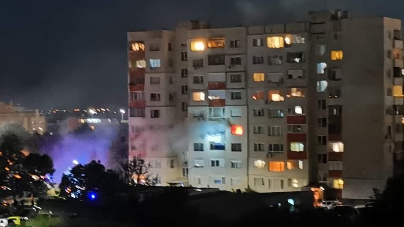 Огнен ад в столичен апартамент, човек се е хвърлил от балкона СНИМКА