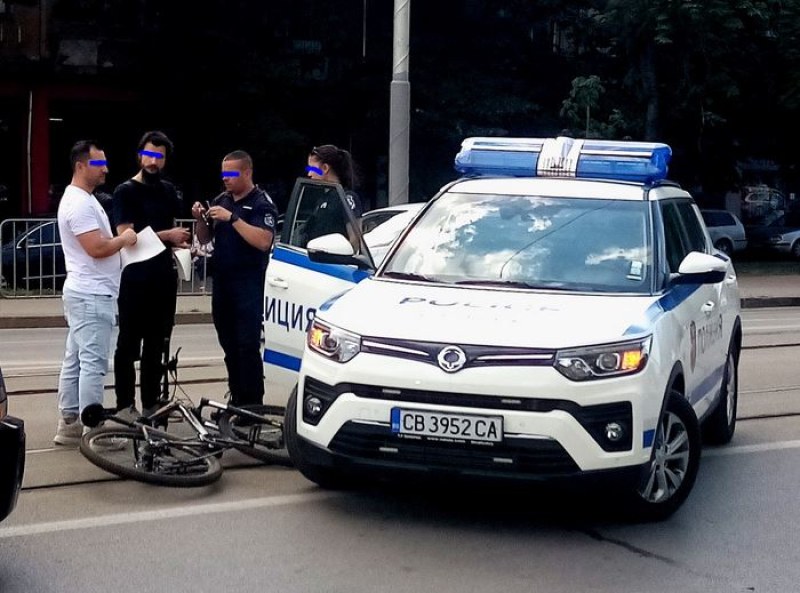 Блъснаха велосипедист в София СНИМКИ