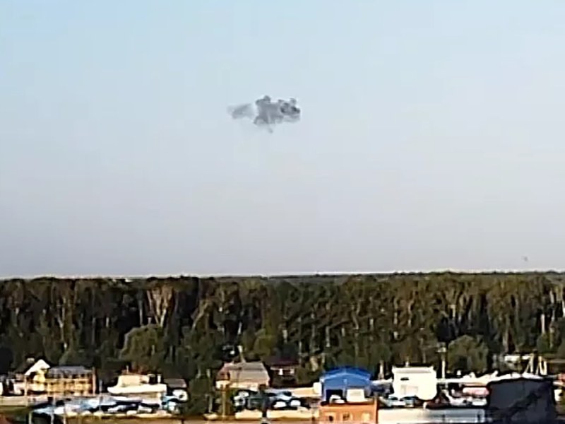 Москва атакувана от дронове: жители съобщават за експлозии в небето ВИДЕО