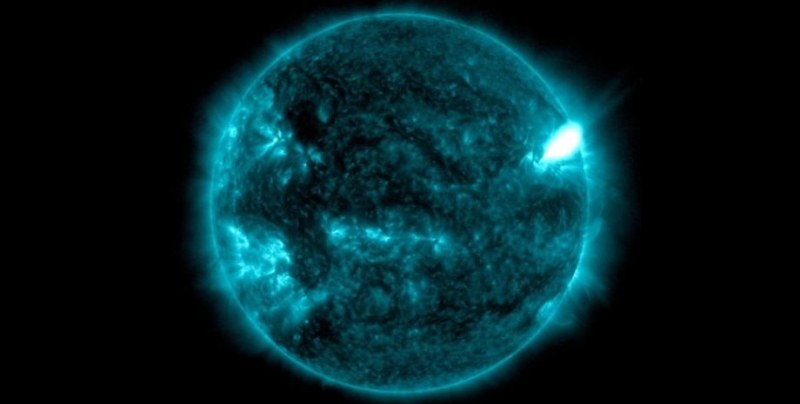 Експлозия на Слънцето се случи в огромно слънчево петно, наречено