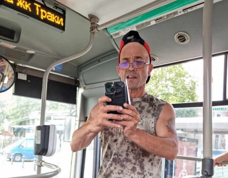 Мъж твърди, че в автобус от градския транспорт на Пловдив