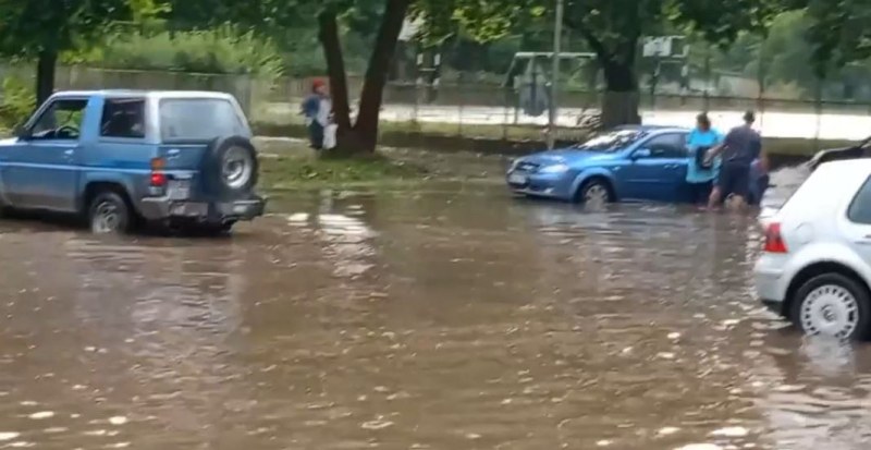 Буря и градушка в Козлодуй, улици се превърнаха в реки СНИМКИ+ВИДЕО