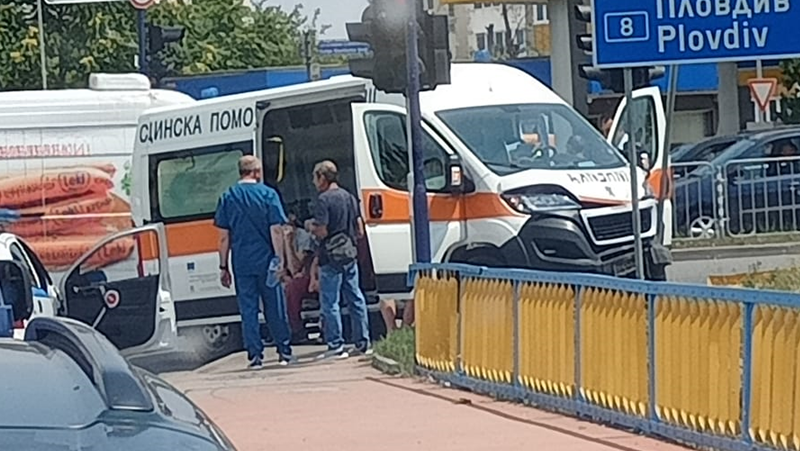 Кола блъсна линейка в Пазарджик, пострадал е медик СНИМКИ