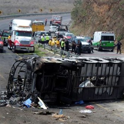 Най малко 25 души са загинали в Мексико когато пътнически автобус