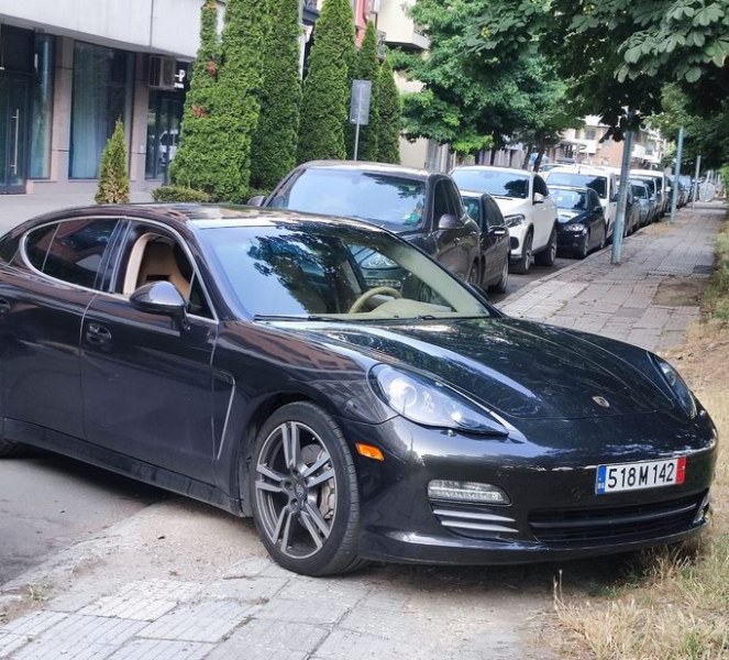  Лъскава кола предизвика възмущение в Пловдив. Причината е добре позната