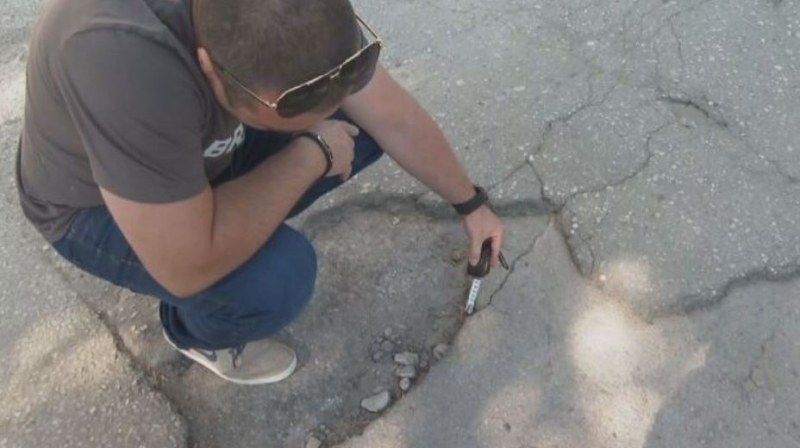 Доброволци от Пловдив асфалтират дупките по улиците в града. Групата