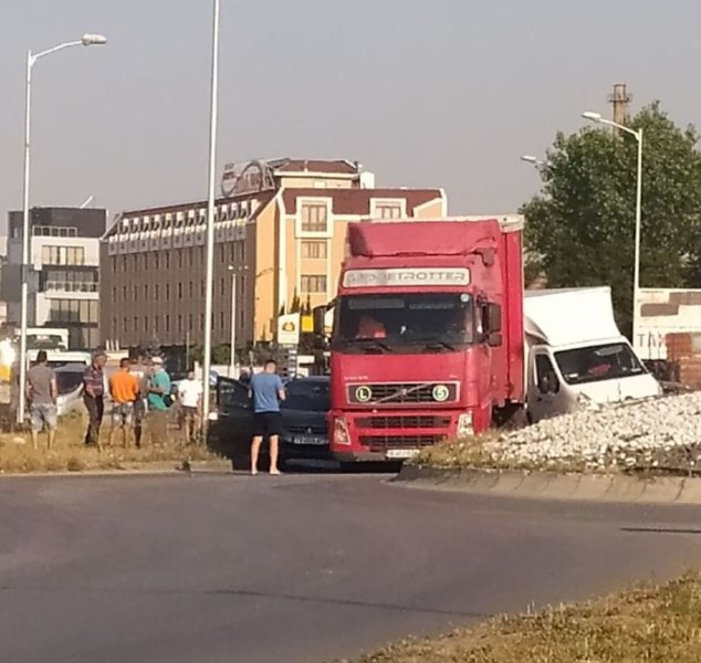 Катастрофа с камион затапи кръгово кръстовище СНИМКИ
