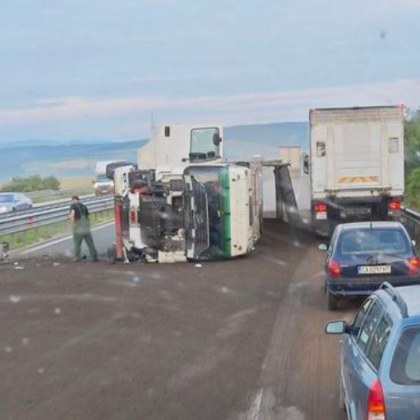 Камион се обърна на магистрала Тракия тази сутрин Инцидентът е