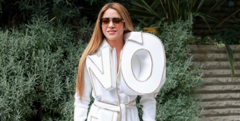 Шакира се появи с тоалет с гигантски 3D букви 