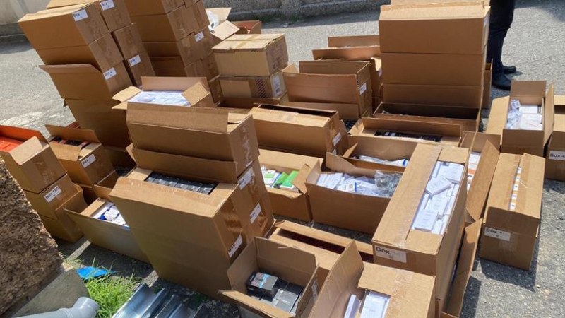 Задържаха двама чужденци с контрабандни цигари, единият опита да подкупи полицаи