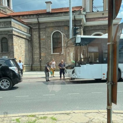 Пътен инцидент затруднява движението на натоварен булевард в Пловдив Автобус