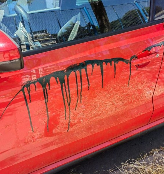 Неизвестен извършител си изля гнева върху лек автомобил в Бургас.