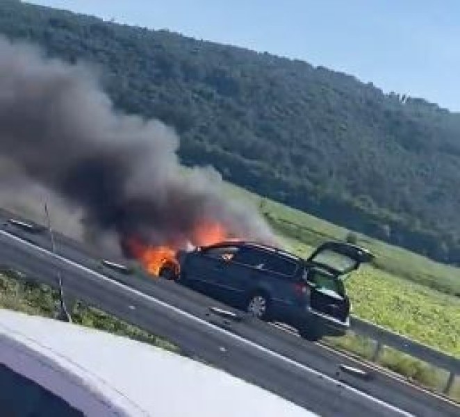 Кола се подпали и на АМ Струма, движението е затруднено СНИМКА