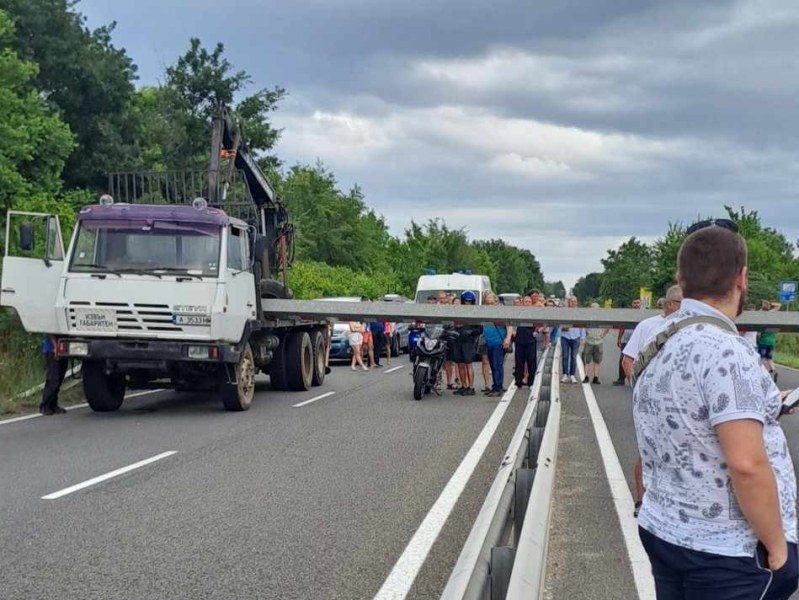 Кран блокира движението между Бургас и Созопол СНИМКИ