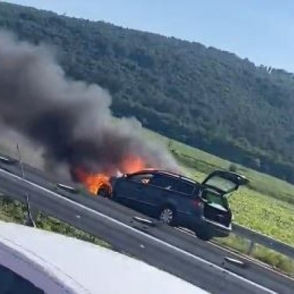 Кола се подпали и на АМ Струма, движението е затруднено СНИМКА