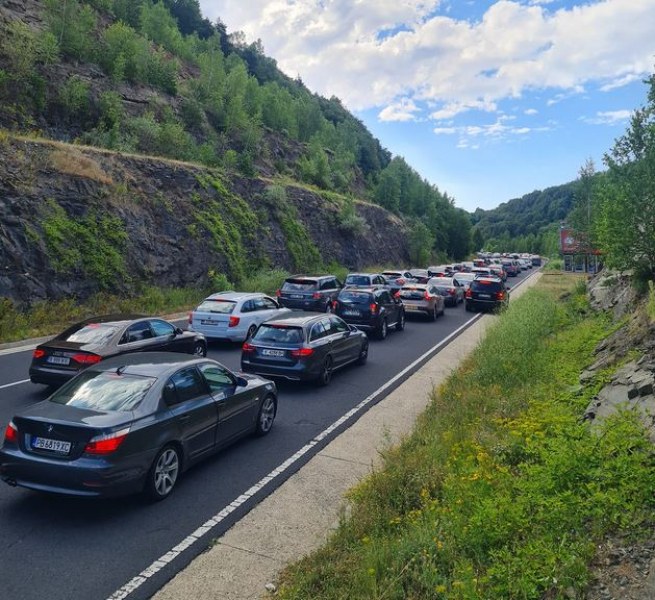 Опашки от автомобили към границата с Гърция