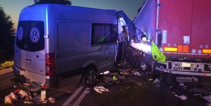 Автобус с украинци се вряза в камион в Полша, има загинала и ранени