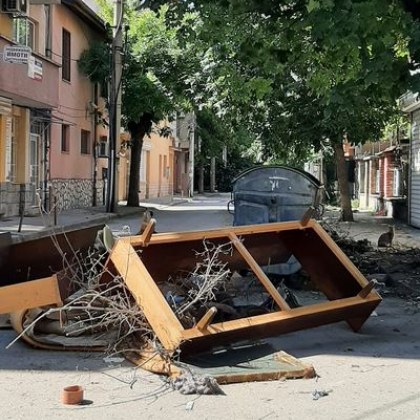 Боклуци захвърлени на улица в Пловдив навяха аналогии с протестите