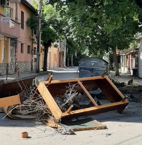 Боклуци, захвърлени на улица в Пловдив, навяха аналогии с протестите