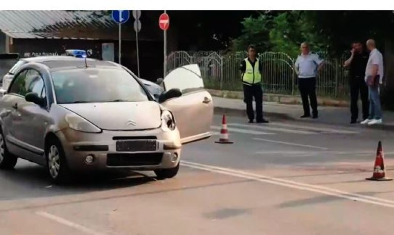 Лек автомобил помете две жени на 