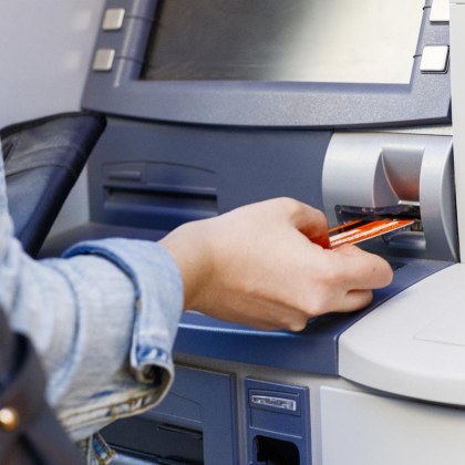 Нова схема за изобретили фалшификаторите на пари Те използват банкомати