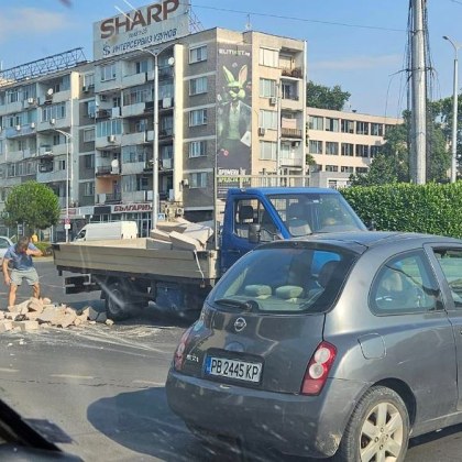 Инцидент на пътя стана преди минути в Пловдив Камион е разпилял