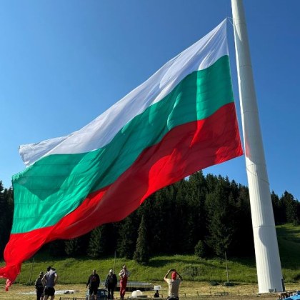 Пилонът в Рожен вече има знаме Българският трибагнерик беше издигнат от