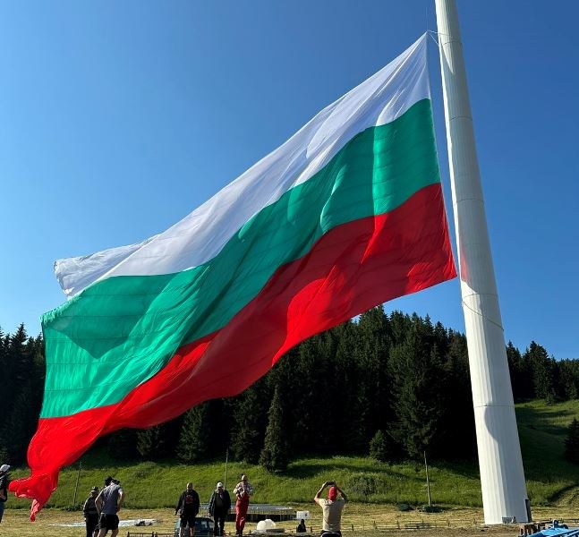 Издигнаха българското знаме на пилона в Рожен ВИДЕО