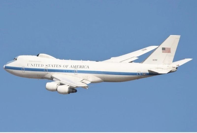 Самолетът Boeing 747-E4B, който служи като мобилен резервен команден център